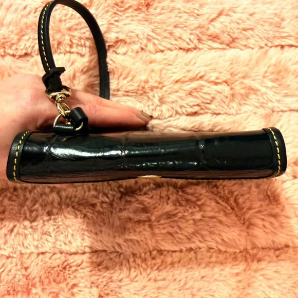 Dooney & Bourke VINTAGE RARE Black Croc-Embossed Wristlet - Picture 9 of 10